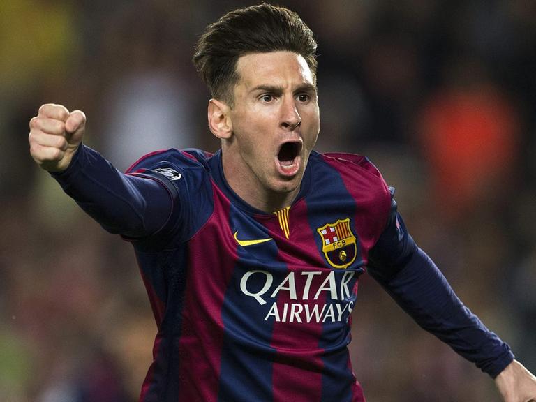 Lionel Messi bejubelt im Halbfinal-Hinspiel der Fußball-Champions League seinen Führungstreffer gegen Bayern München. Er reckt die Faust nach vorne. Im Hintergrund sieht man unscharf die Zuschauerränge