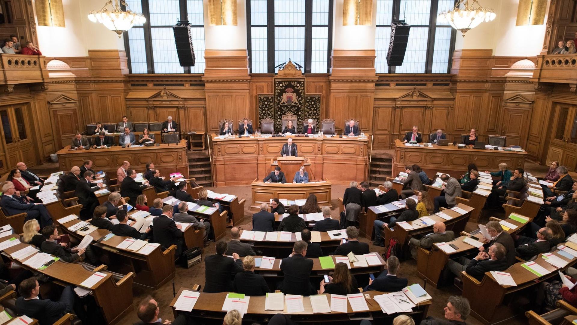 Abgeordnete verfolgen im Rathaus in Hamburg die Sitzung der Hamburgischen Bürgerschaft.