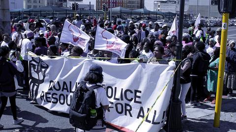 Immer häufiger protestieren Südafrikaner gegen Armut, Arbeitslosigkeit und Übergriffe der Polizei.