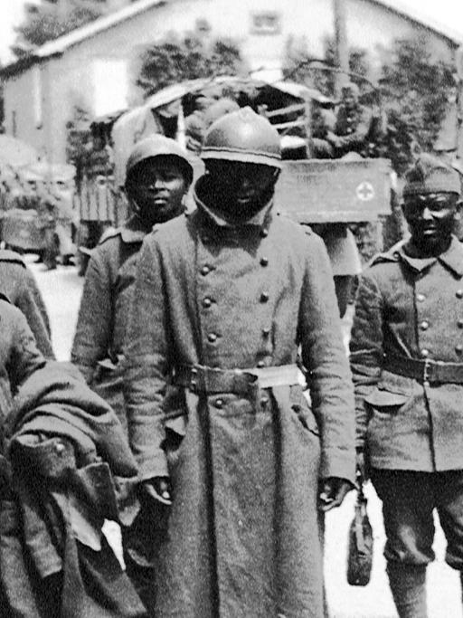 Gefangene französische Soldaten aus den Überseekolonien im Frühsommer 1940 in Frankreich