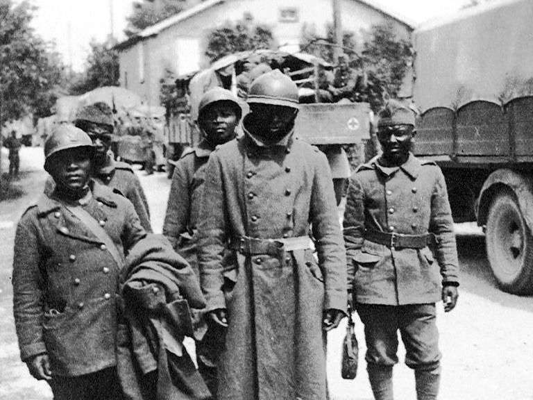 Gefangene französische Soldaten aus den Überseekolonien im Frühsommer 1940 in Frankreich
