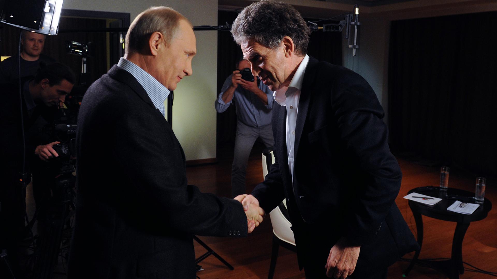 Der russische Präsident Wladimir Putin mit dem Journalisten Hubert Seipel vor einem Interview in Wladiwostok