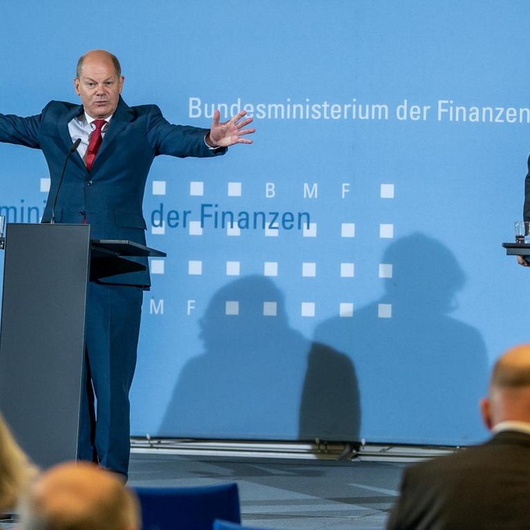 Olaf Scholz (SPD, l), Bundesfinanzminister, Peter Altmaier (CDU), Bundesminister für Wirtschaft und Energie, auf einer Pressekonferenz zum Konjunkturprogramm im Rahmen der Coronahilfen am 12.06.2020 in Berlin