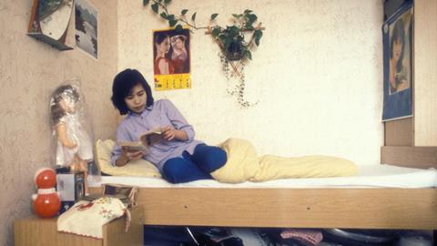 Eine vietnamesische Vertragsarbeiterin in den Räumen eines Wohnheims für Gastarbeiter in Ost-Berlin.