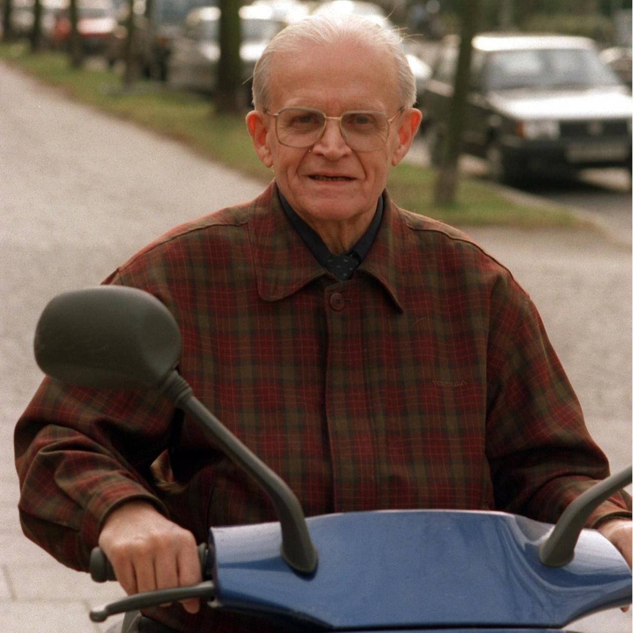 Täglich fuhr der Theologe Eugen Biser, wie hier am 30.12.1997, mit dem Motorroller von seiner Schwabinger Wohnung zur Münchner Ludwig-Maximilians-Universität.