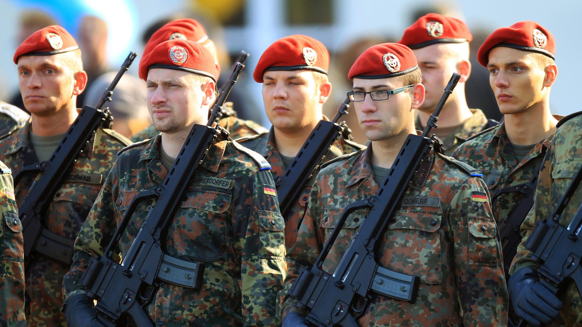 Bundeswehr-Soldaten beim Appell zur Verabschiedung in den Auslandseinsatz nach Afghanistan