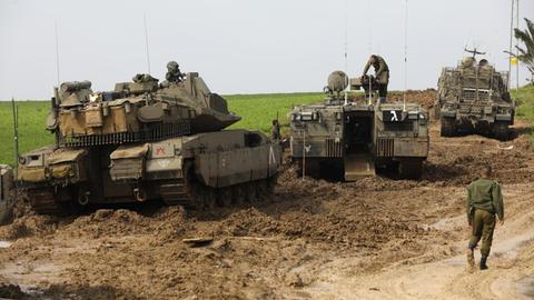 Israelische Soldaten und Panzer im Gebiet des im Süden Israels gelegenen Kibbuz Nir Am an der Grenze zum Gazastreifen.