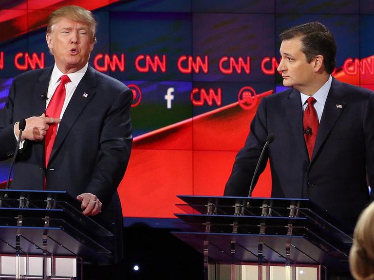 Donald Trump und Ted Cruz während einer Debatte in Las Vegas.