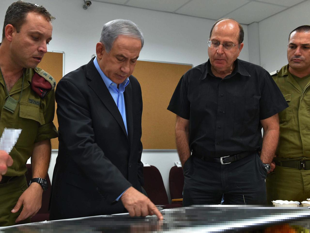 Israels Ministerpräsident Benjamin Netanjahu (2.v.l.) und Verteidigungsminister Moshe Ya'alon (2.v.r.) am Mittwoch mit Militärs