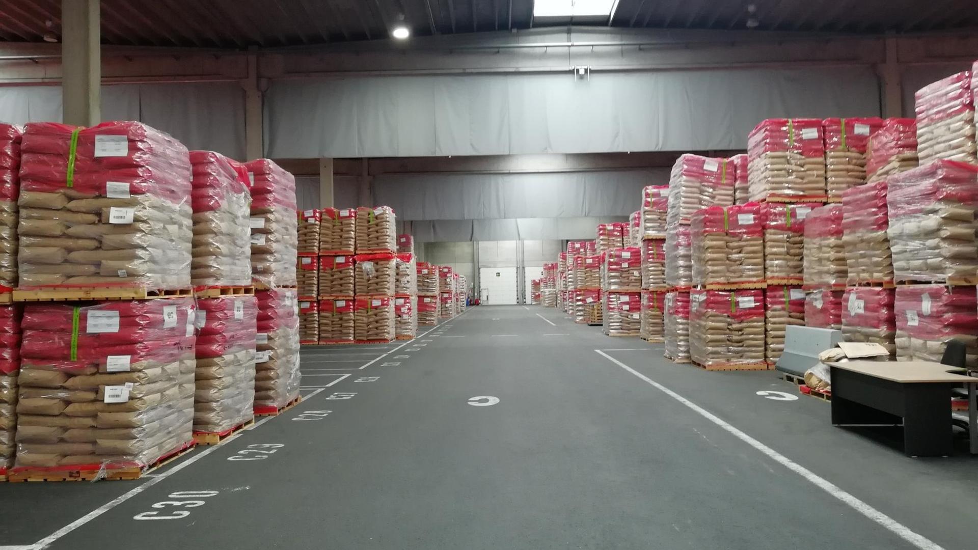 In den Lagerhallen der Firma Vincent Logistics stapeln sich die Milchpulver-Säcke
