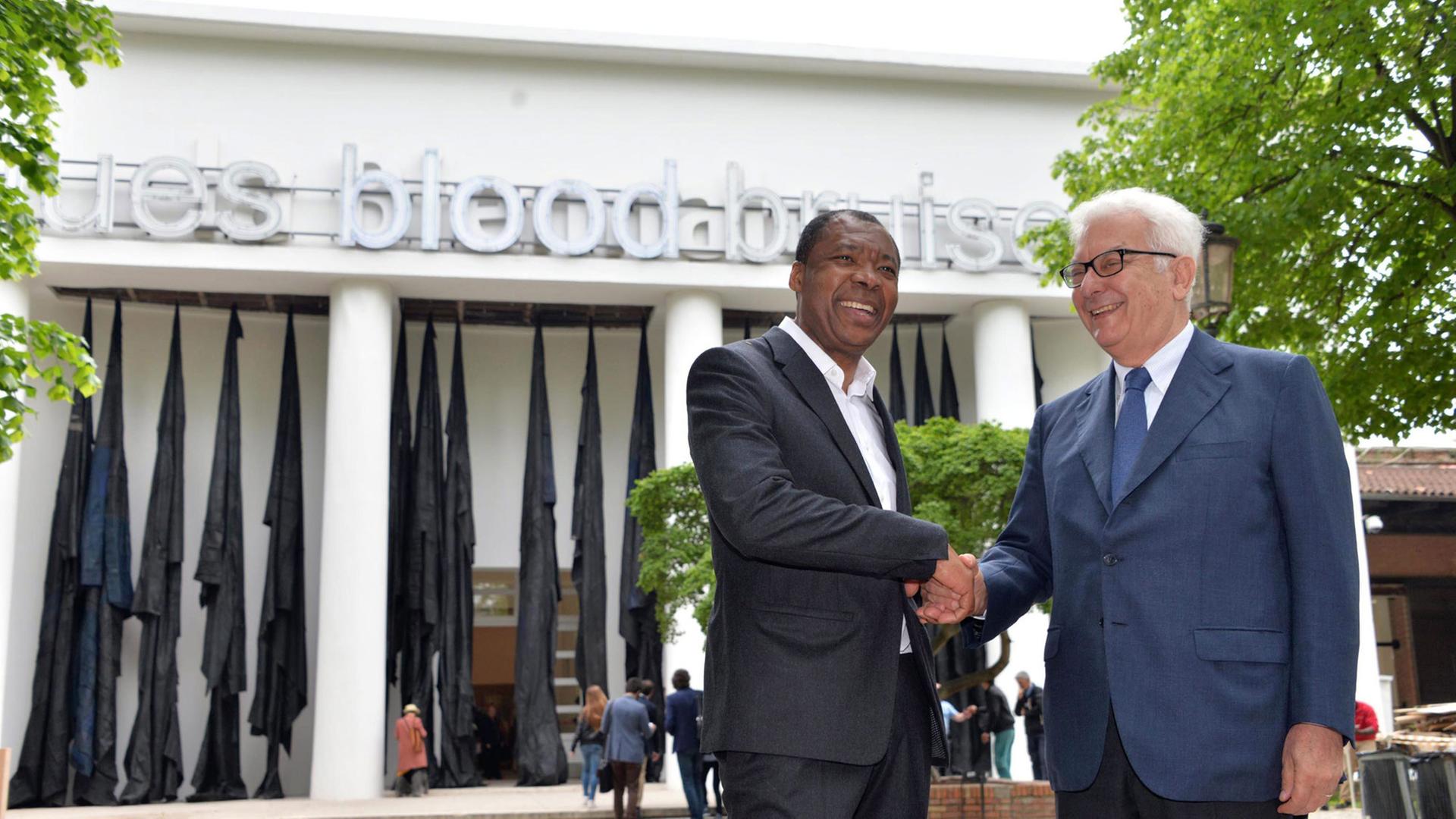 Der künstlerische Leiter Okwui Enwezor (l) und der Biennale-Präsident Paolo Baratta posieren am 5.5.2015 auf der 56. Kunstbiennale, die vom 9.5. bis 22.1.2015 in Venedig stattfindet.