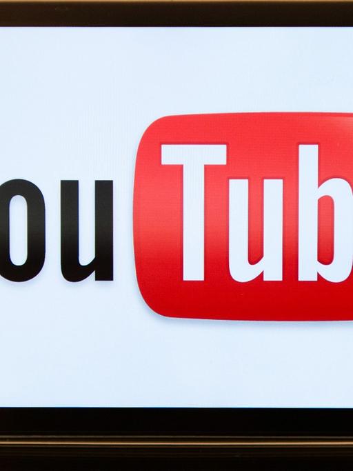 Das Logo des Videoportals YouTube ist auf einem i-Phone zu sehen, aufgenommen am 23.08.2012 in Berlin.