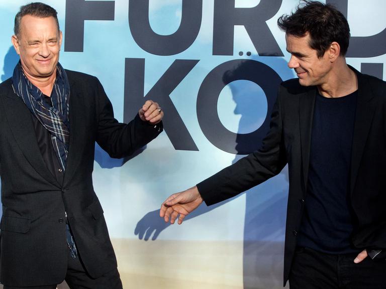 Der US-Schauspieler Tom Hanks (l.) und der Regisseur Tom Tykwer kommen zur Europapremiere des Films "Ein Hologramm für den König" am 24.04.2016 in Berlin.