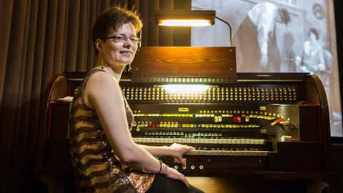 Die Organistin Anna Vavilkin, Jurymitglied des ersten Internationalen Kino-Orgel-Wettbewerbs in Berlin, an der 'Babylon'-Kino-Orgel