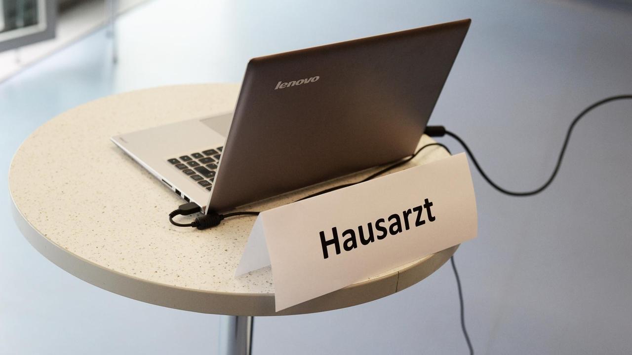 "Hausarzt" steht vor einem Laptop im Medizinisch-Theoretischen Zentrum (MTZ) in Dresden.