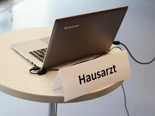 "Hausarzt" steht vor einem Laptop im Medizinisch-Theoretischen Zentrum (MTZ) in Dresden.