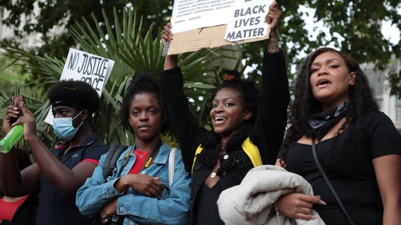Demonstranten in London protestieren nach dem gewaltsamen Tod des Afroamerikaners George Floyd in den USA gegen Rassismus und Polizeigewalt