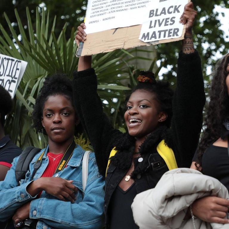Demonstranten in London protestieren nach dem gewaltsamen Tod des Afroamerikaners George Floyd in den USA gegen Rassismus und Polizeigewalt 