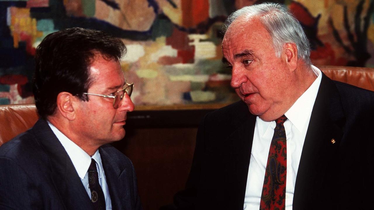 Aufnahme von Bundeskanzler Helmut Kohl, rechts im Bild, im Gespräch mit Bundesaußenminister Klaus Kinkel im Jahr 1994