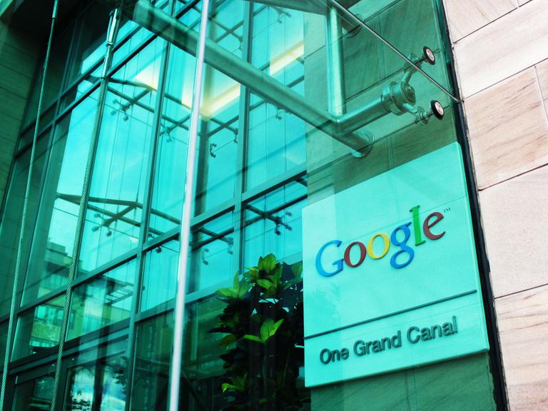Das Firmenlogo von Google ist an einem Bürogebäude in Dublin zu sehen.