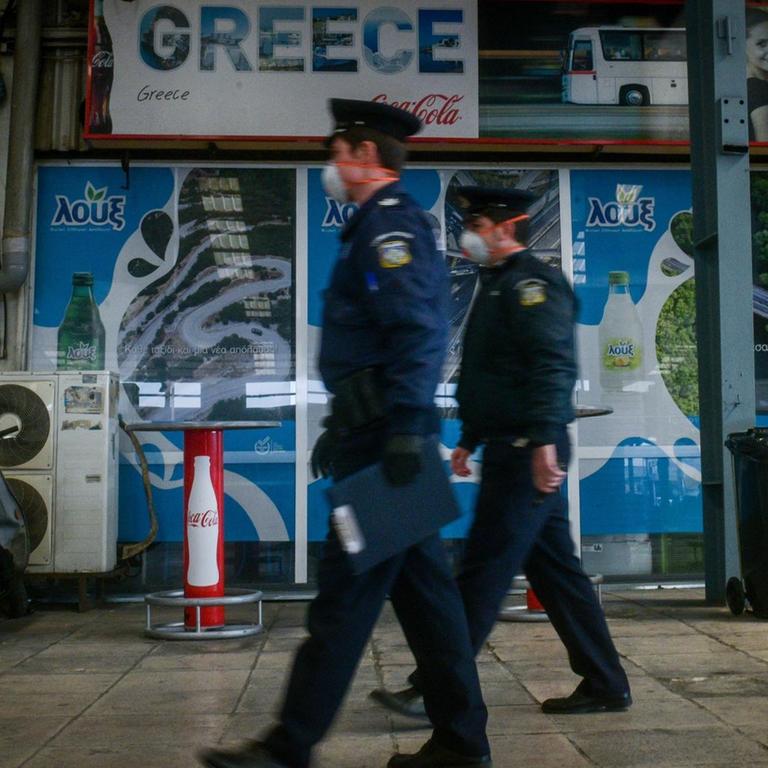 Griechische Polizei kontrolliert mit Mundschutz den Busbahnhof in Kifissos