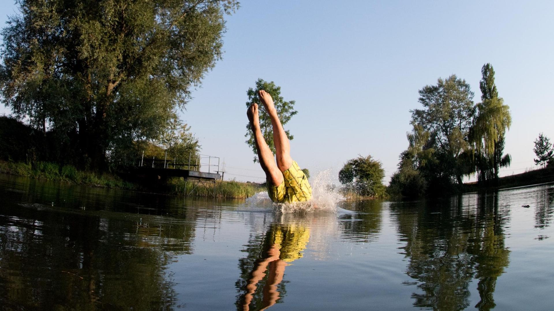 Ein junger Mann springt am 12.09.2016 in einen kleinen See bei Sehnde in der Region Hannover (Niedersachsen).