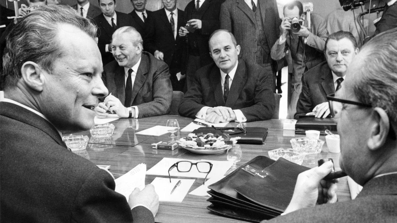Im Vordergrund die Verhandlungsparter der SPD, Parteivorsitzender Willy Brandt (l) und Herbert Wehner (r). Im Hintergrund(l-r) Kanzlerkandidat Kurt Georg Kiesinger (CDU), Rainer Barzel (CDU) und Franz Josef Strauß (CSU) am 25.11.1966 in Bonn. | Verwendung weltweit