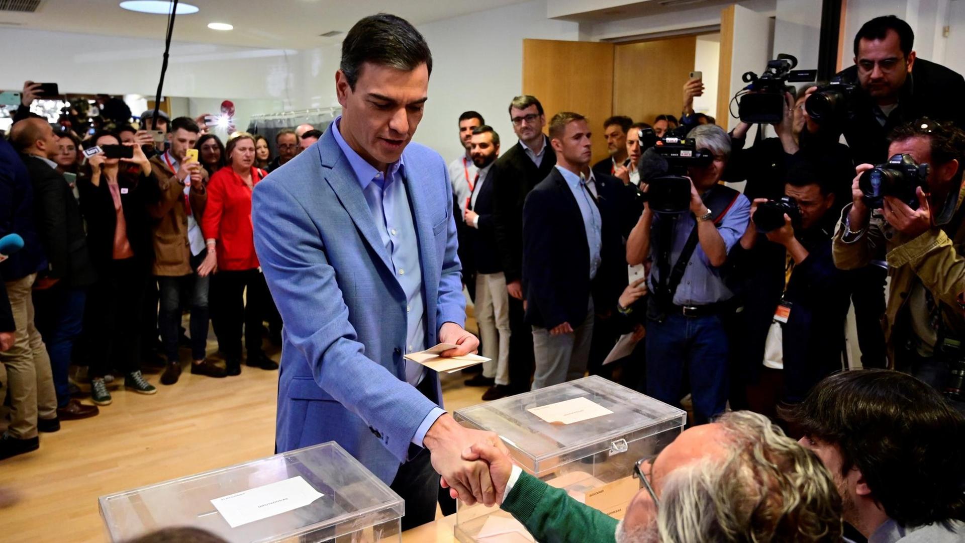 Der amtierende spanische Regierungschef Pedro Sanchez bei der Stimmabgabe in Madrid.