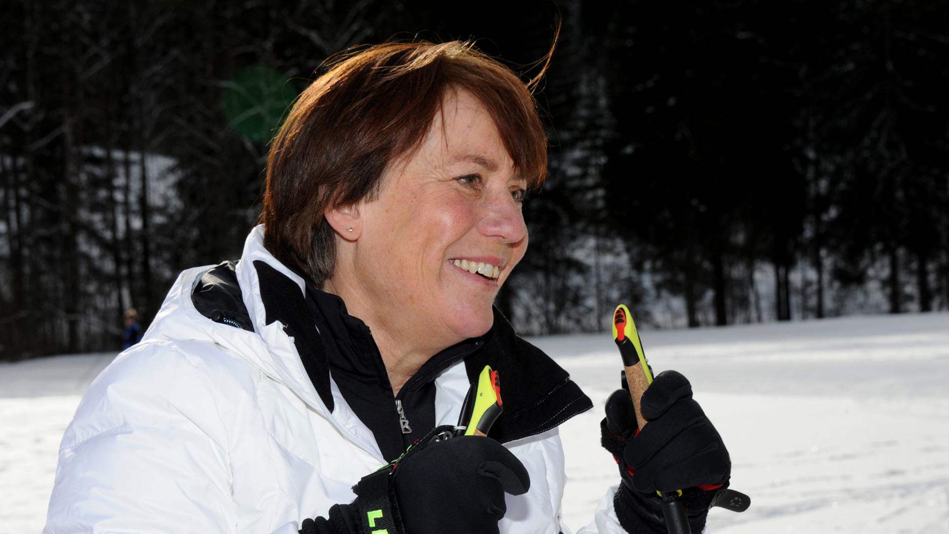 Die ehemalige deutsche Skirennläuferin Rosi Mittermaier lächelt am 30.01.2014 bei einem Fototermin zur ARD Sendung "Star Biathlon 2014" auf dem Trainingsgelände Kaltenbrunn bei Garmisch-Partenkirchen (Bayern).