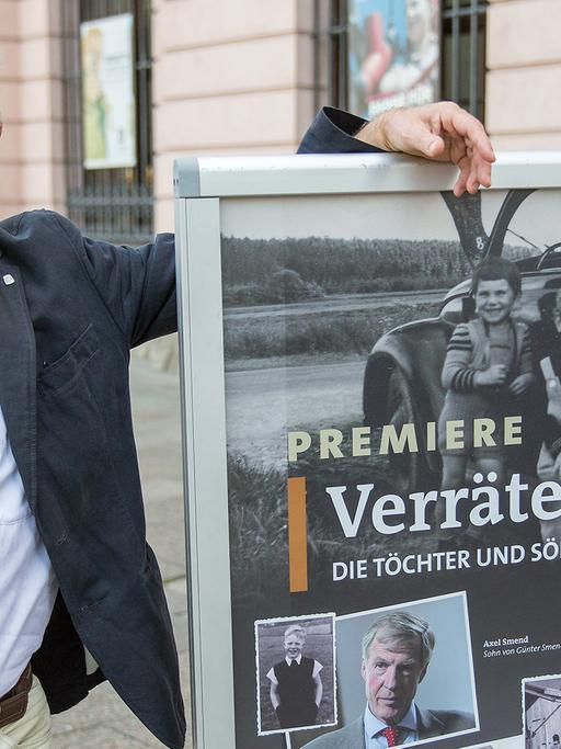 Regiseur Christian Weisenborn steht vor Premiere des Films "Verräterkinder - Die Töchter und Söhne des Widerstands" am Filmplakat vor dem Zeughauskino in Berlin.