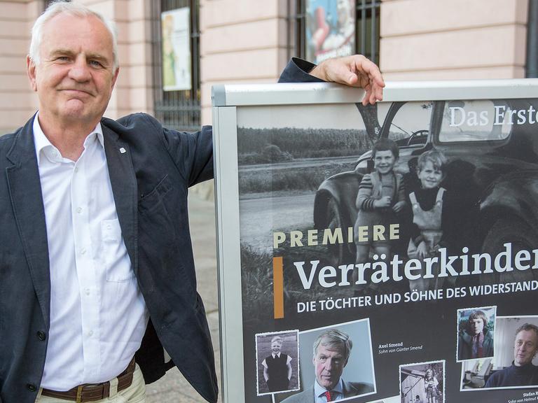 Regiseur Christian Weisenborn steht vor Premiere des Films "Verräterkinder - Die Töchter und Söhne des Widerstands" am Filmplakat vor dem Zeughauskino in Berlin.