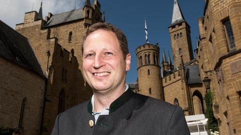 Prinz Georg Friedrich von Preußen steht am 16.08.2017 auf der Burg Hohenzollern bei Hechingen (Baden-Württemberg).