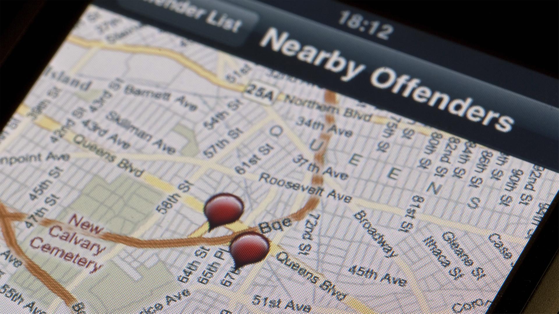 Ein kleines Programm für das Apple iPhone namens "Offender Locator" zeigt - in den USA - die Adresse und teils auch Fotos und weitere persönliche Angaben von in der Nähe lebenden verurteilten Sexualstraftäter auf einer Karte an.