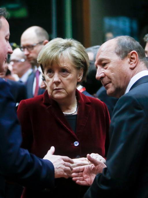 Großbritanniens Premierminister David Cameron, Bundeskanzlerin Angela Merkel, Rumäniens Präsident Traian Basescu und EU-Kommissionspräsident Jose Manuel Barroso im Gespräch
