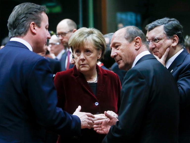 Großbritanniens Premierminister David Cameron, Bundeskanzlerin Angela Merkel, Rumäniens Präsident Traian Basescu und EU-Kommissionspräsident Jose Manuel Barroso im Gespräch