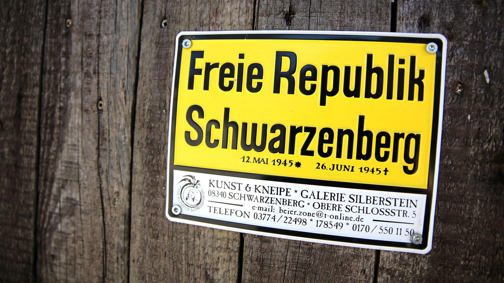 Das Schild "Freie Republik Schwarzenberg" hängt am 21.04.2015 an einem Zaun in Schwarzenberg (Sachsen). Nach dem Ende des Zweiten Weltkrieges vor 70 Jahren wurde die kleine Erzgebirgsstadt für wenige Wochen weder von amerikanischen noch sowjetischen Truppen eingenommen.