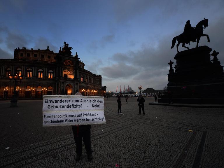 Ein Teilnehmer einer Veranstaltung der Pegida demonstriert am 25.01.2015 in Dresden (Sachsen) nach dem Ende der Veranstaltung auf dem Theaterplatz. Die Pegida-Bewegung (Patriotische Europäer gegen die Islamisierung des Abendlandes) hat seine für diesen Montag geplante Kundgebung auf Sonntag vorgezogen.