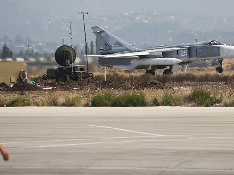 Ein SU-24-M-Bomber der russischen Luftwaffe hebt vom syrischen Militärstützpunkt Hmeymim bei Latakia ab.