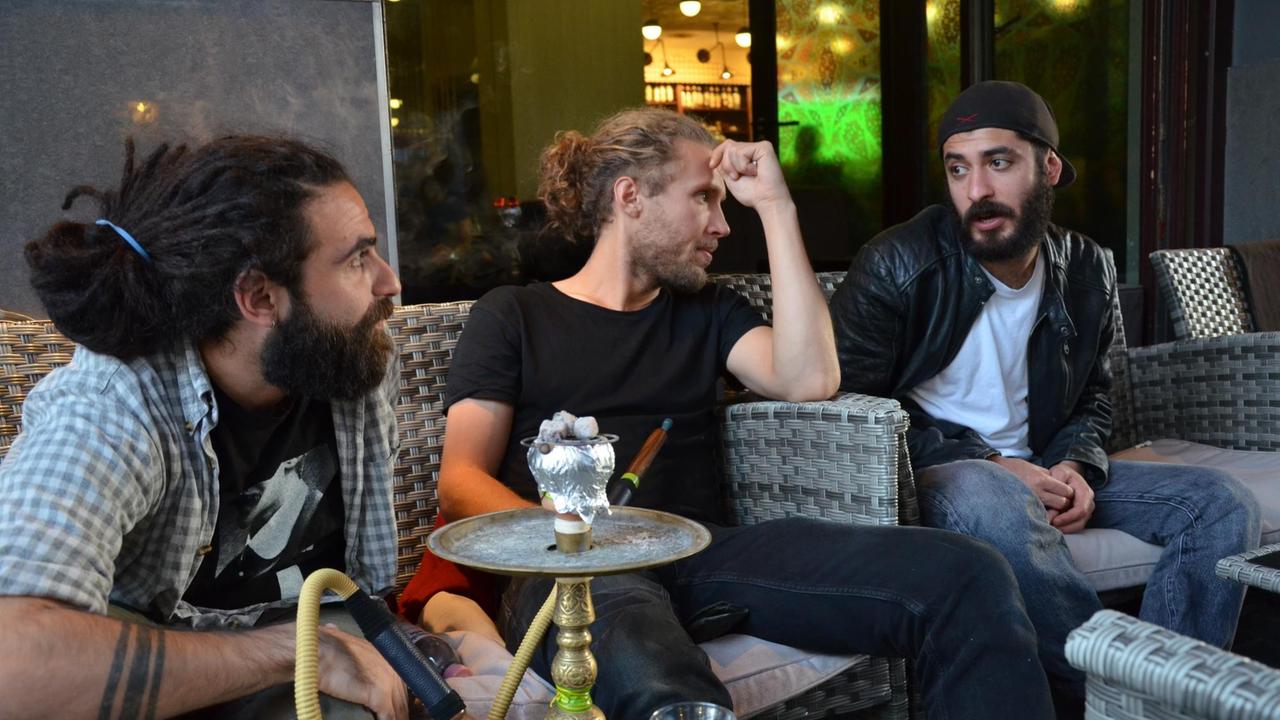 Die drei Mitglieder der Band Shkoon sitzen in der Shishabar Orientdeluxe in Mannheim.