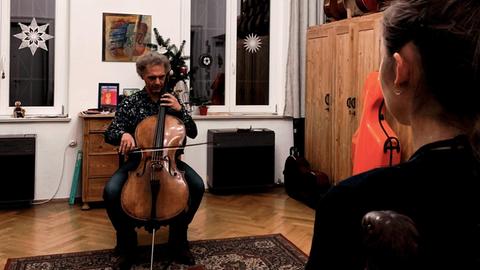 Der Musiker Ulf Prelle und seine Zuhörerin beim Einszueins-Konzert