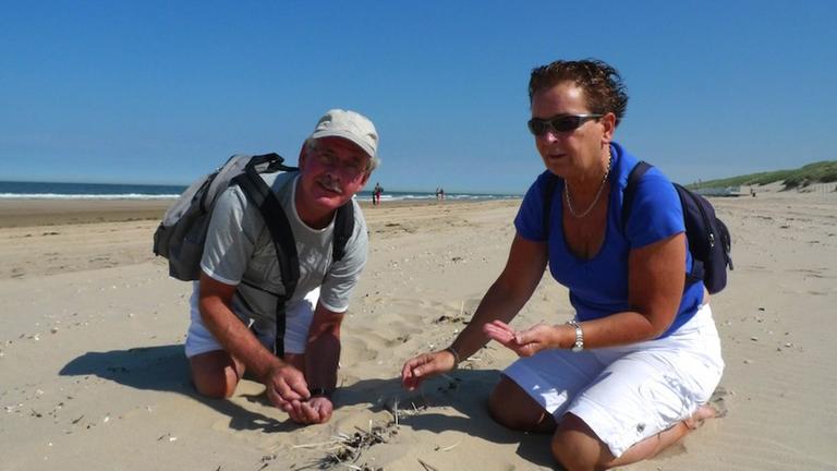 Hans und Marja van Weenen sammeln Kunststoff am Strand