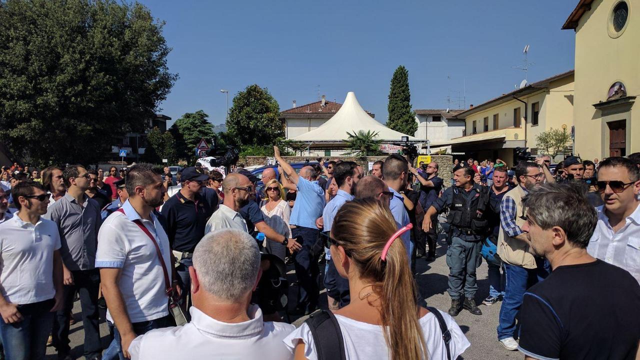 Vertreter der rechtsextremen Forza nuova kamen am 27.08.2017 nach Pistoia (Toskana). Anlass war der Schwimmbad-Auflug des örtlichen Pfarrers Don Massimo Biancalani mit Flüchtlingen