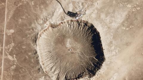 Der gut einen Kilometer große Meteoritenkrater in Arizona entstand vor etwa 50000 Jahren