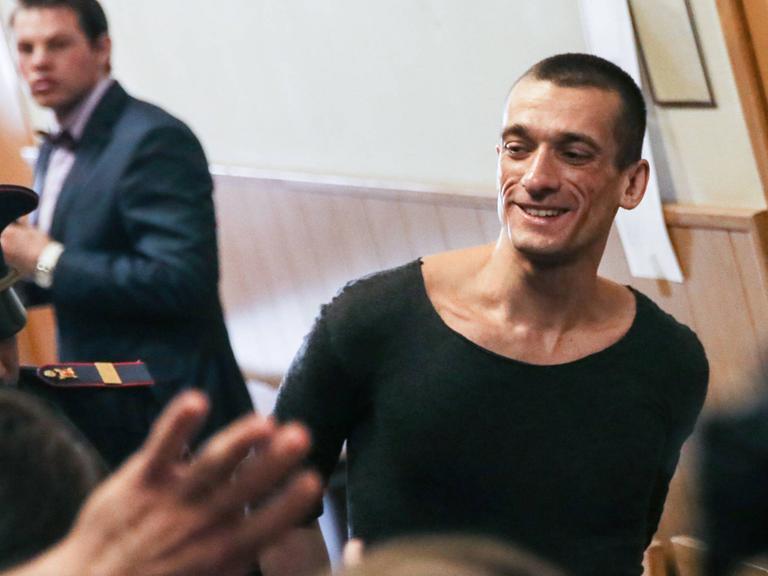 Der russische Aktionskünstler Pjotr Pawlenski am 08.06.206, dem Tag der Urteilsverkündung im Prozess um das Anzünden der Tür der Geheimdienstzenrale Lubjanka in Moskau im November 2015.