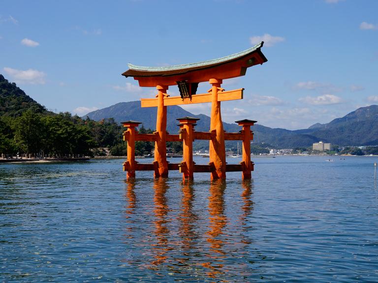 Ein Wahrzeichen Japans: das Torii vor dem Itsukushima-Schrein auf der Insel Miyajima bei Hiroshima
