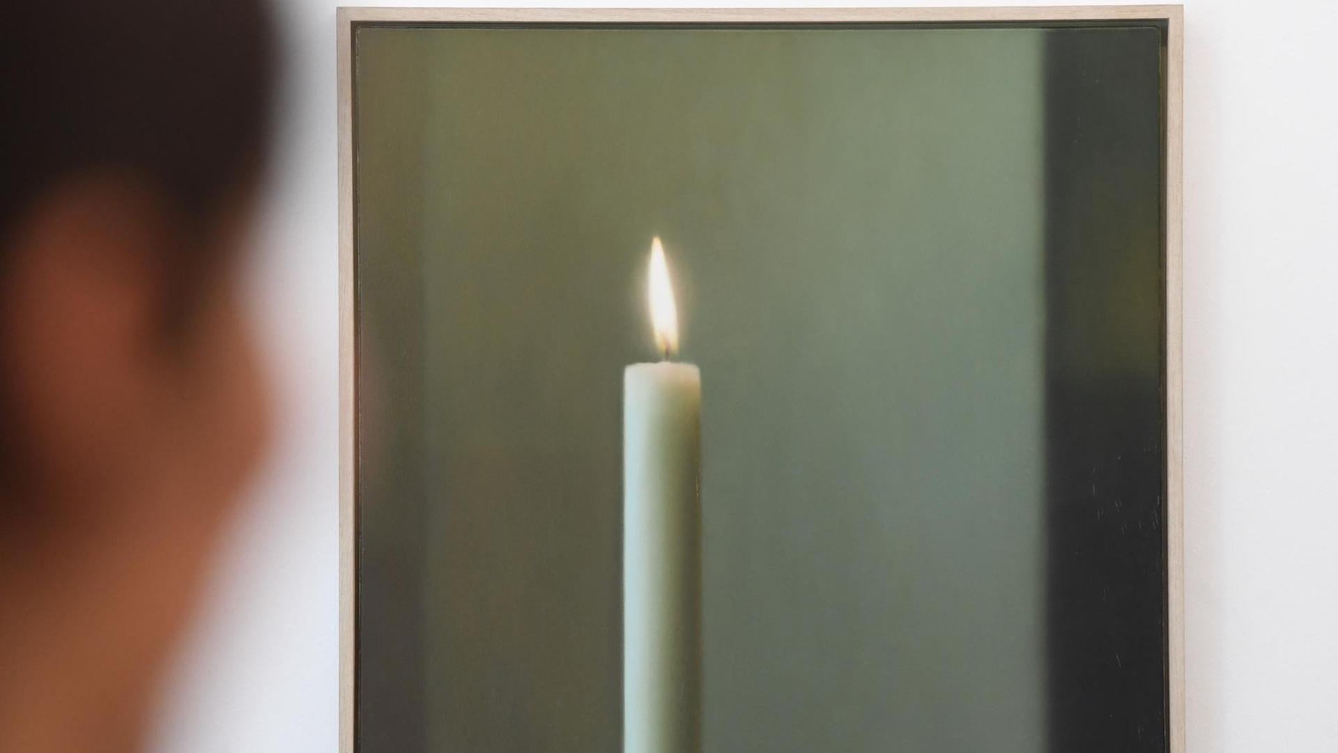 Das Werk "Kerze" von Gerhard Richter aus dem Jahr 1982: Eine schlichte weiße Kerze vor einem grauen Hintergrund.