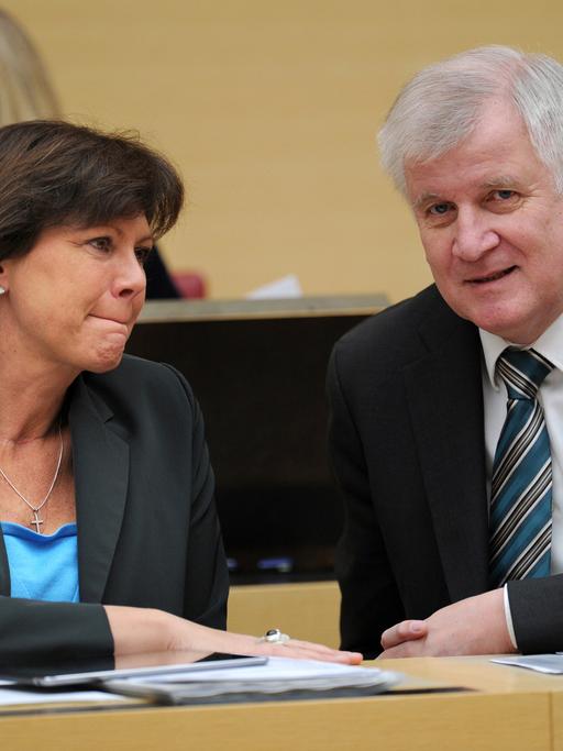 Ilse Aigner und Horst Seehofer sitzen an einem Konferenztisch.