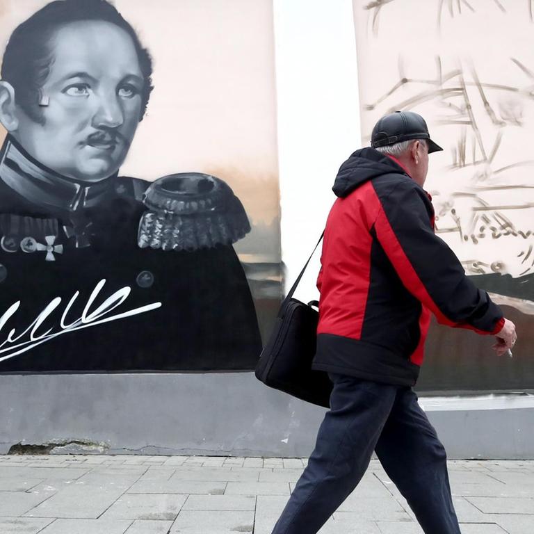 MOSCOW, RUSSIA - OCTOBER 14, 2019: People walk past a mural at 19 Znamenka Street marking 200 years since the discovery of Antarctica by Russian explorers Fabian Bellingshausen and Mikhail Lazarev. Valery Sharifulin/TASS