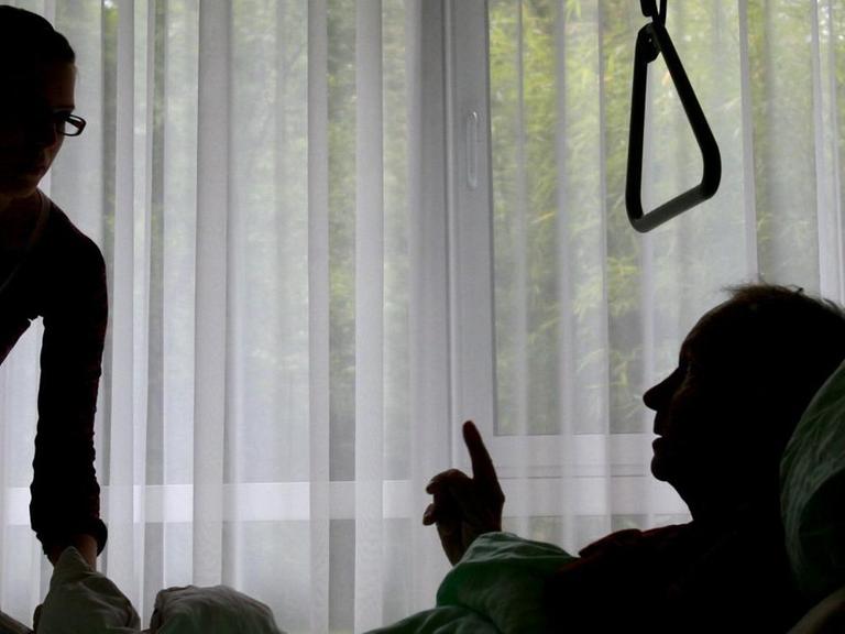 Eine Krankenschwester des Christophorus Hospiz in München versorgt einen sterbenskranken Bewohner