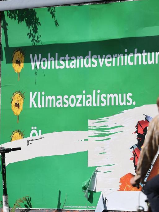 Hängende Sonnenblumen und negative Botschaften über die Grünen - auf Plakaten im Design der Grünen werden die Grünen und ihre Politik angegriffen.